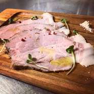 仕上げには、火で炙り、香ばしさを加えて提供いたします。
ステーキじゃないお肉！！っていう方に大人気です♪