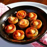 見た目は可愛い！味は濃厚！
オーダー率100％は伊達じゃない。

全てにこだわったニンニクマヨネーズ【アリオリソース】
適度の温度で火を入れ、茶色になる【ホワイトマッシュルーム】
秘密の香辛料。燻製パプリカパ