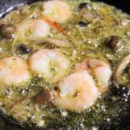 スペイン料理の代表格
アヒージョ！
リオのアヒージョはニンニクもエビもキノコも一工夫も二工夫も手が加えられています。
赤ワイン片手にアヒージョをつまみましょう