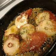 常連さんの間で話題沸騰中

『うっっっっっっまっ！！！！』
軟らかく煮込んだタコにトマトの味が絡み合って絶品な一品！！