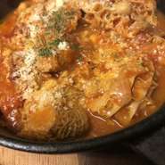 イタリアではトリッパといわれるトマト煮込みです。
ぷりっぷりの歯ごたえ。チーズの濃厚な味わい。
暖かい料理が食べたければカジョス！