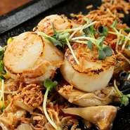 大粒のホタテが乗った鉄板焼き！
下に引いてる野菜はおまけではない！！

甘味十分、旨み十二分！！
【価格】　1280