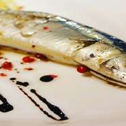 ２時間じっくりとオリーブオイルで低温上げしたコンフィ

骨の存在すら認識できないほど柔らかいです。
【価格】　880