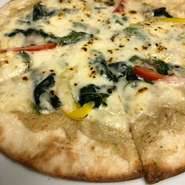 スペインではコカの愛称で呼ばれているピザ料理

カニみそとカニの身がとろけるチーズとの相性抜群
【価格】　1280