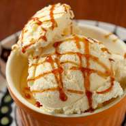 これでもかとばかりにてんこ盛りに乗せたバニラアイスの下にプリンが隠れています♪
毎日仕込んでいる人気デザートです！
食後のホットコーヒーと一緒にいかがでしょうか？