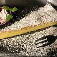 スペインのケーキ。
お店で焼き上げております♪
アーモンドとレモンの風味が香る食後にぴったりなケーキです