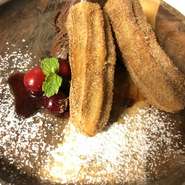 進化したカサデルリオのチュロス！
本場ではココアやチョコレ－トにつけて食べるのですが、リオのチュロスはチョコムースアイスにつけて食べるんです！
なんと、チュロスの中にもぎっしりとチョコが詰まってます！