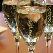 スペイン/カタルーニャ州の辛口のスパークリングワイン！！
通称：CAVA
フランスのシャンパンに負けないスペインを誇るスパークリングワイン