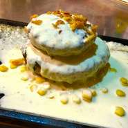 計300ｇ！！
ハンバーグにかかっているチーズはトロトロ、鉄板で焼けたチーズはサクサク
ご飯にもワインにも合う最高なハンバーグです♪