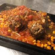 ミートボール！？
スペインではアルボンディガスと言います♪

トマトとベーコンが相性◎