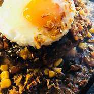 肉肉しい食べ応え満点のリオのハンバーグは中毒者多数！！

目玉焼きの黄身と自家製ソースを絡めてめしあがれ♪