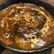 肉の料理人マリオが『完成』させたハンバーグに、フレンチレストランで授業を積んだ料理人のデミグラスソースの贅沢煮込みハンバーグ。
大変申し訳ありませんが、数量限定です。