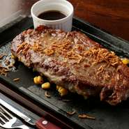 横浜で伝説となったパエリアと相性のよい鉄板焼ステーキが売りの【CASA DEL RIO】。中でもメキシコ産「若姫牛」の『サーロインステーキ』はおすすめです！メス牛ならではのやわらかい食感を堪能あれ。