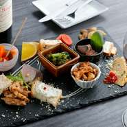 『ひと口前菜盛り合わせ』は必食の価値あり。酸味・辛味・甘味・塩味など多彩な味わいと、歯ごたえのあるもの・柔らかいもの・サクッとしたものなど食感が楽しい。肉・魚・野菜・チーズなど10種類以上を味わえます。