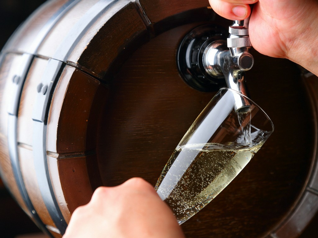 食事に華を添える『樽生スパークリング』で乾杯