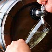 きめ細やかな泡立ちと優しい炭酸の『樽生スパークリング』は「食事の邪魔をしない」と女性に大好評。他にも、飲みやすいワインカクテルや定番カクテルも豊富で、グラスで気軽に飲めるリーズナブルさも魅力です。