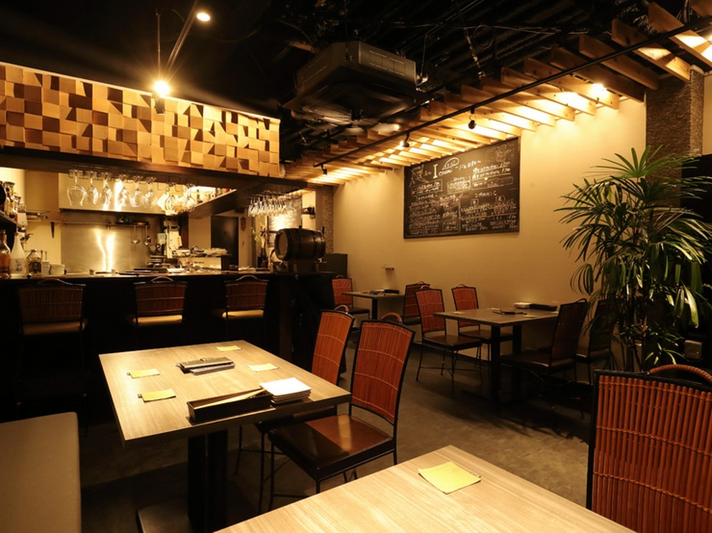 木の温もりとボタニカルな空間で、ゆったり寛ぐ