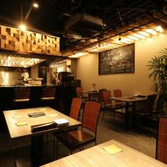 木の温もりとボタニカルな空間で、ゆったり寛ぐ