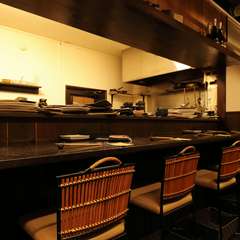 オープンキッチンのカウンターで会話も楽しめる