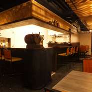 オープンキッチンカウンターでシェフやスタッフと気軽に会話しながらゆっくりできます。