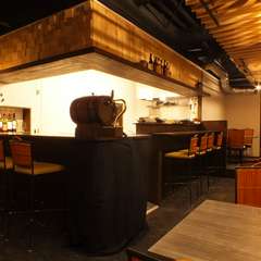 カウンターでゆったり食事やお酒を