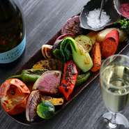 野菜本来の味わいを楽しむため、味付けは一切なし。フライパンとオーブンで焼き上げた「素材そのまま」の一品です。好みで、別添えの天然塩「ラルドンクリスタル」か、ヒマラヤ原産の「紅塩」でいただきます。