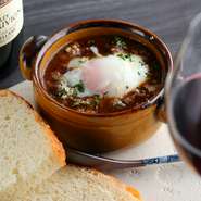 八丁味噌、赤ワイン、ポルト酒を使って煮込んだ、コク深いオリジナル料理。「なぜかご飯が食べたくなる」と噂の人気メニューです。ポルト酒が甘みとコクを引き立たせ、ワインとの相性もグッと上げています。