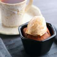 熱々のフォンダンショコラと冷たいアイスクリームを一緒に味わう、とろけるスイーツ。きっと笑顔になれる一品です。25分ほどかけて真心こめて手づくりしてくれます。時間にゆとりを持ってオーダーするのがポイント。