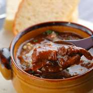 八丁味噌・赤ワインにポルト酒を加えて煮込み牛肉をほろほろに柔らかく仕上げました。シチューのようなどて煮には、パンを添えてご提供していますが「なぜかご飯が欲しくなる」という食事のメインにもなる一品です。