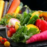 国産野菜を50種以上使い、素材ごとの調理で旨みを引き出します。きっと、見たことも食べたこともない野菜がばかりだと思いますので、ぜひ当店で味わってください。カラフルな野菜や、新野菜にきっと驚くと思います。