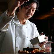 毎日を楽しく過ごしたいので、おもてなしにも「楽しい時間の提供」を大切にしています。ルールに縛られない新しい料理もどんどん登場します。お客様の「美味しい」の声が厨房に届くと、更に張り切っちゃいます。