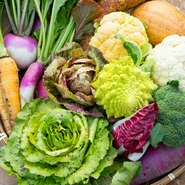近隣の農家に足を運び直接仕入れた安心安全な季節野菜のサラダ。それぞれの野菜の味わいをお楽しみください。
