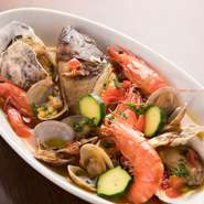 博多湾で獲れた天然の魚介類を使った料理が自慢です。四季折々、平目、車エビ、あわび、穴子、スズキ、鯛など魚種も豊富。漁師からの直接仕入れなので味わいも格別。旬の味を様々な調理でぜひお楽しみください。