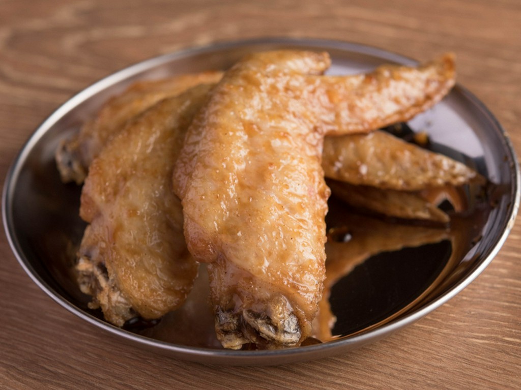 絶妙な甘辛さがたまらない『名物！　手羽先の唐揚げ』