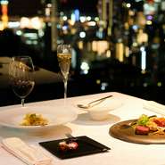 見事な夜景を臨むレストランは、親密な2人のデートにもぴったりです。記念日や誕生日、プロポーズなど、特別な日のお食事にご利用ください。とっておきの料理とワインで、2人の大切な1日をお祝いしてくれます。

