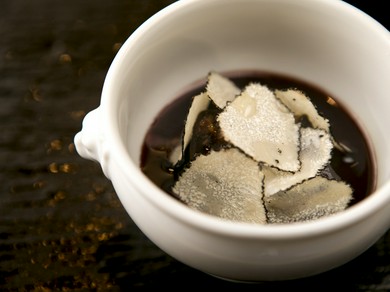 『鴨フォアグラのフラン、ポルト酒のソース、そのフォアグラのポワレとサマートリュフ』