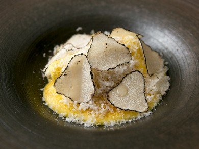 『フランスランド産ホワイトアスパラガスの茹で上げ、ソースオランデーズとパルミジャーノ』