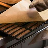 クッキーやスポンジが焼き上がった瞬間の、鼻孔をくすぐる薫り。甘さの中には、香ばしさや苦味も存在しています。舌の上に乗せて感じる微妙な味の違いを大切にしながら、お菓子を続くりつけているパティシエ。