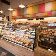 子どもが主役となる日には、必ずと言っていいほど綺麗にデコレーションされたケーキが登場するはず。予約してなくても、毎日数種類のホールケーキが用意されているので、一度訪れてみてください。