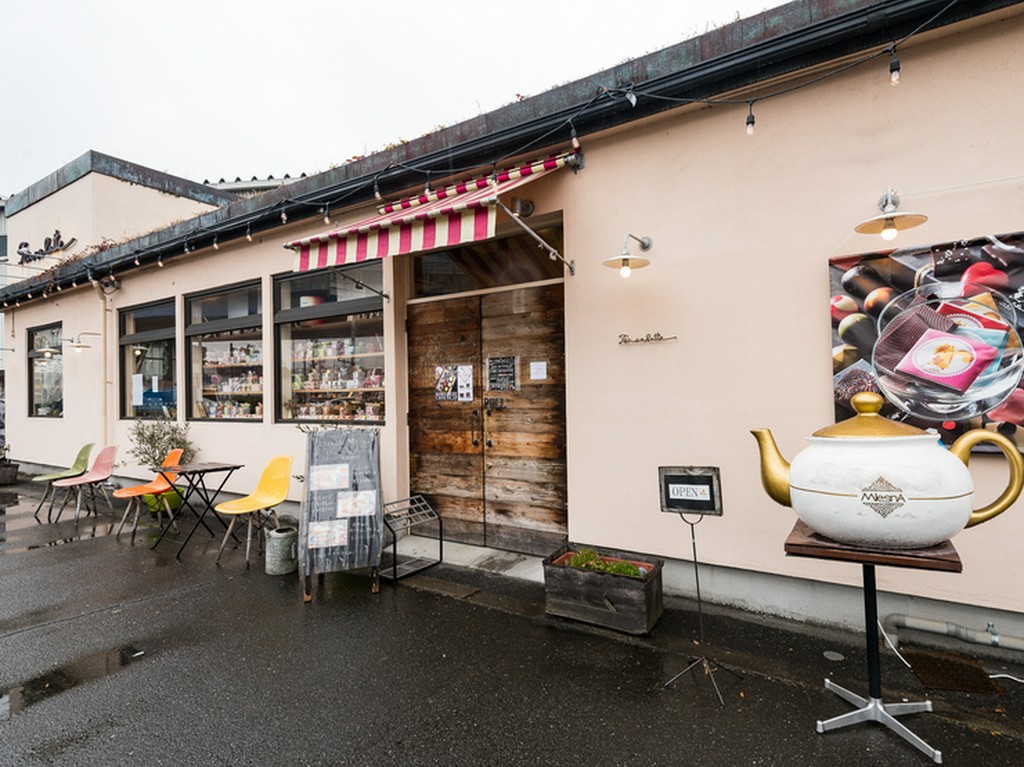 ホッとくつろいで暫し休憩。男性にはデザートよりもパン系を