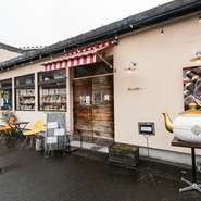 ころんとまぁるいティーポットが目印。目の前を走るのは府道19号線。11台停められる駐車場があるので、ドライブデートのカフェタイムでちょっと立ち寄ってみてはいかが。相手が紅茶好きなら、なおさら。