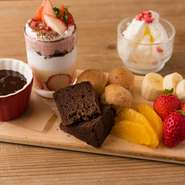 旬のフルーツがいっぱい！　2月のメインイベントは“バレンタイン”。そのためデセールの主役は「チョコフォンデュ」。イチゴやバナナ、手づくりのプチシューやケーキをチョコに浸しながらいただきます。