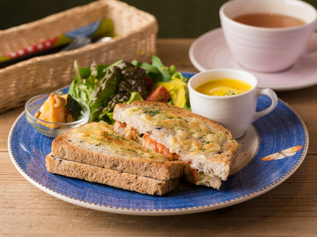 ランチタイムののお目当て『月替わりクロックムッシュ（紅茶付）』