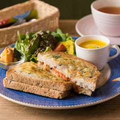 ランチタイムののお目当て『月替わりクロックムッシュ（紅茶付）』