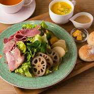 季節のベジタブルプレート・ドレッシング・スープ・パン2種・紅茶