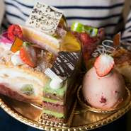 私たちの考える「ワクワク」がお客様に届く様に、キッチンスタッフと一緒に考えながらケーキをつくります。お子様が好きな味や、甘いものが苦手な大人のためにビターチョコを使ったケーキなどもご用意しています。