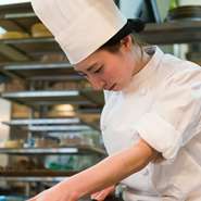 ホールケーキは、お客様にとっての“特別”かもしれないということを意識しながらつくります。また、オーダー品なら思い出に残るような仕上げを施したり、接客の際には一言のお声掛けを心がけています。