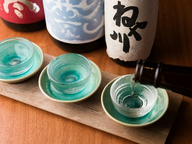 【旧邸蒸屋】ならではの厳選日本酒。3種類の飲み比べも可能