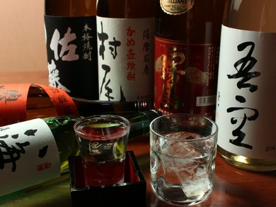 通好みの焼酎や日本酒がバラエティーに富んだ品揃え