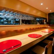 料理人から淡々と生み出される繊細な料理と、酒匠でもあるオーナーから勧められる日本酒。その美味しさにふたりの好奇心が刺激され、自然と互いの距離も近づきます。普段デートも盛り上がりそう。